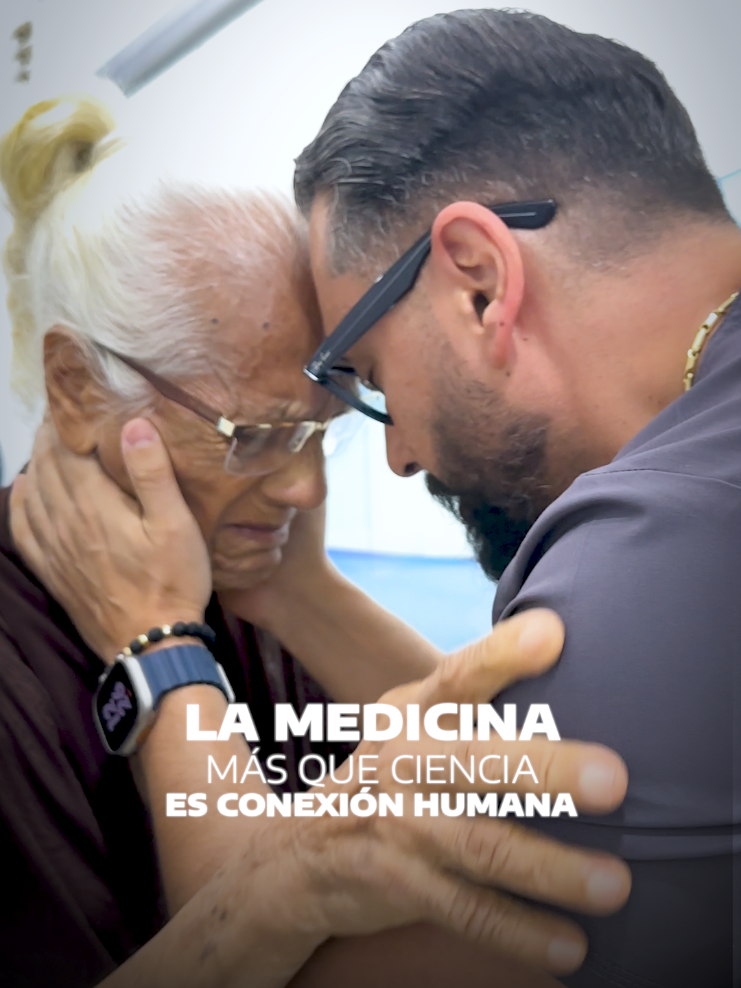 La medicina no solo es ciencia, es también conectar con el paciente. 🙏 Cuando luchamos por tu salud, lo hacemos juntos. Cuando te recibo en consulta, quiero que sepas que para mí atenderte no es solo tratar enfermedades, sino entender al ser humano detrás de ellas. Espera de mí un abrazo, una palabra de aliento y mi apoyo incondicional no solo como médico, sino como amigo. Para mí, la medicina es vocación. Y mi vocación es estar contigo. - - #MedicinaInterna #ViralMedico #medicosdetiktok #MedicoCercano #MedicoAmigo #DrFrancescoLiuzza #TrendTikTok #fyp #internamenteliuzza #paratii #doctores #salud #bienestar #Vocacion #SaludInterna #VocacionDeServicio #Empatia #abuelos #BienestarEmocional #PacientesFelices