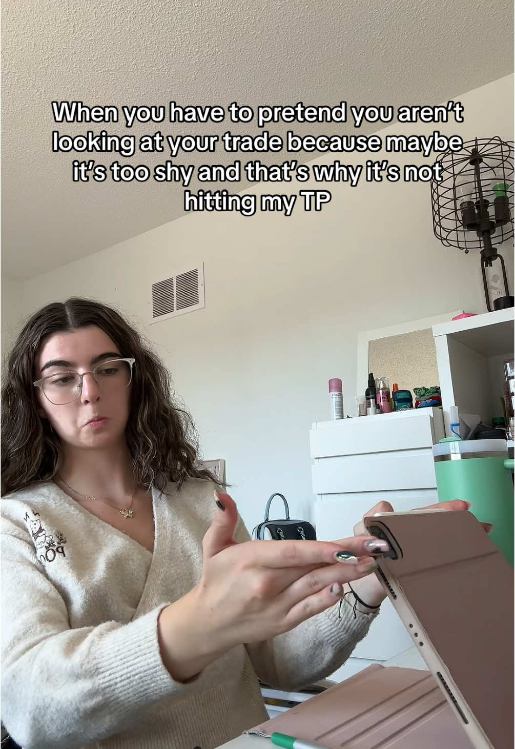 Im not looking at you I swear!  #femaletrader #tradinghumor 
