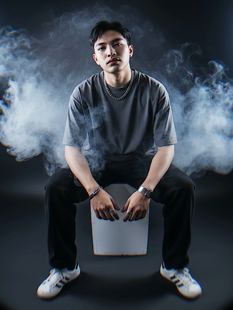 Potret sinematik seorang laki laki mudadengan wajah sama seperti foto,menatap langsung ke kamera dengan ekspresi yang sama dan percaya diri. Ia mengenakan gaya pakaian skena: oversized t-shirt gelap, celana jeans longgar hitam jangan sobek, sneakers klasik, serta aksesori seperti cincin atau gelang metal . Duduk santai dengan aura keren, di dalam studio hitam dengan efek asap putih tebal dramatis dan cahaya kontras. Fotografi realistis, detail tinggi, gaya artistik ala fashion editorial difoto menggunakan lensa fish eye dari atas#fyp #trend #capcut#capcut #CapCut 
