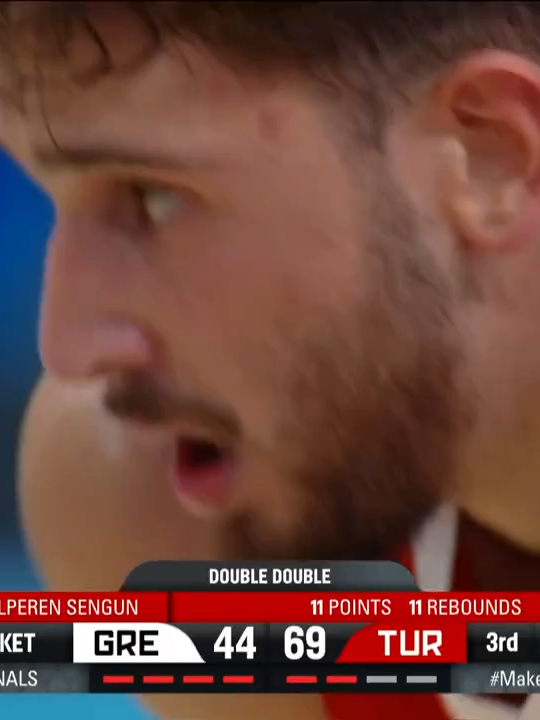 🎶 Uh, ah Dev Adam, 12 Dev Adam! 🇹🇷 Alperen Şengün, tribünlerin bestesine eşlik ediyor!