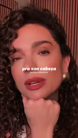 Dá um tempo pra sua cabeça.   Você se cobra o tempo todo.   Quer resolver tudo agora, entender tudo agora, ter todas as respostas agora.   Mas nem tudo acontece no seu tempo. Nem tudo precisa acontecer já. Você não é fraco por precisar parar.   Você não é menos forte por se sentir cansado.   Descansar não é preguiça.   Pedir colo não é fraqueza.   Pedir ajuda é coragem.   Se afastar do barulho também é forma de cuidado. A gente esquece que até o que é bonito cansa.   Até o que é leve pesa quando a gente não respira.   Às vezes, o que a alma pede não é mais esforço, é mais silêncio.   É pausa. É reencontro. É ficar um pouco em paz com a própria mente. Se esse conselho chegou até você hoje, talvez não seja por acaso.   Talvez seja o seu momento de parar e lembrar:   Você não precisa carregar tudo sozinha.   Você também merece descanso, leveza e acolhimento. E se fez sentido, envia pra alguém que também anda precisando ouvir isso.   A pergunta é: você tem dado tempo pra sua cabeça respirar… ou só tem apertado mais ainda o passo?