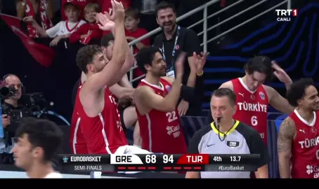 2025 Avrupa Basketbol Şampiyonası yarı finalinde A Milli Basketbol Takımımız, Yunanistan ile karşılaştı. Ay-Yıldızlılar, mücadeleden 94-68 galip ayrıldı ve yarı final biletini aldı. Ay-Yıldızlılar, 14 Eylül Pazar günü son dünya şampiyonu Almanya ile finalde karşılaşacak.#bizim#türkisch #millitakım #basketbol #millitakımbasketbol 