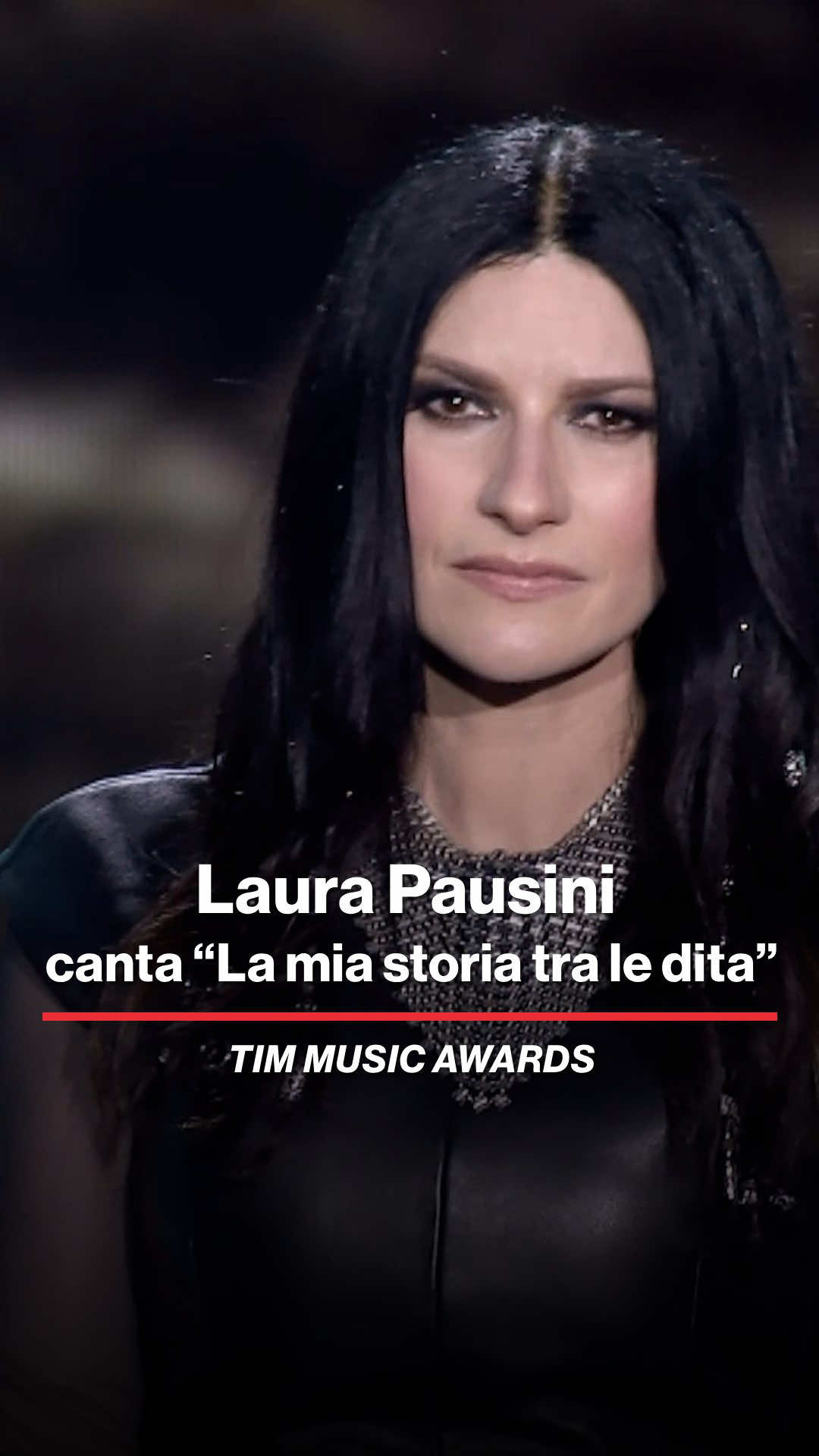 🎶 E invece tu, tu non mi lasci via d'uscita E te ne vai con la mia storia fra le dita 🎶 @Laura Pausini canta “La mia storia tra le dita