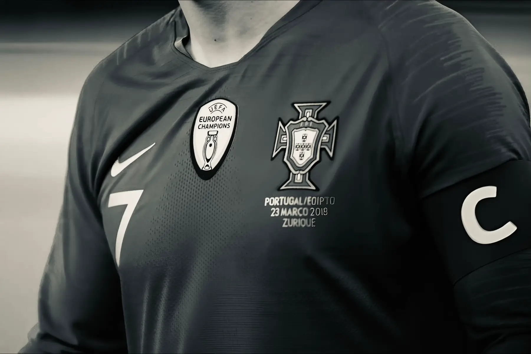 يا نجم السماء المتلألئ   في الملاعب تسطع كالشمس المتألق    بمهاراتك تسحر وبأهدافك تسجل  تاريخك يكتب ‏في قلوب الملايين  أنت الأسطورة في عالم كرة القدم تقاتل بشجاعة وتلعب بإخلاص يا من جعلت المستديرة تبتسم في كل الأوقات  #cristianoronaldo #4u #explore 