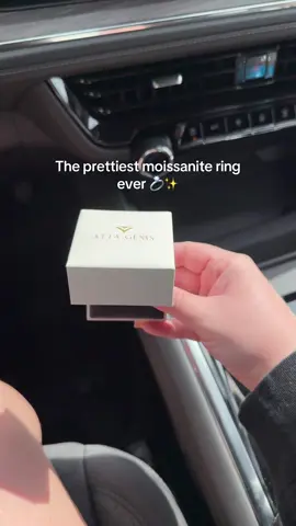 #moissanite #moissaniteengagementring #engagementring #ring #jewelry 