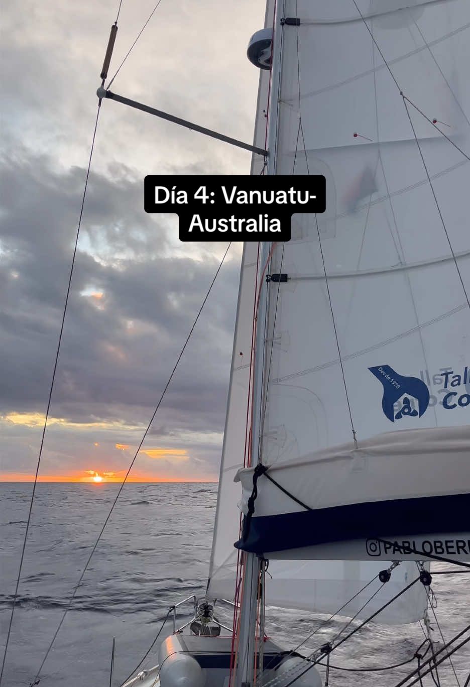Día 4: Vanuatu-Australia Pasamos el día a motor y sobre las 14h llegan 14 nudos de viento. Apagamos el motor y volvemos a navegar! Poco a poco el viento va subiendo hasta situarse en 20 nudos con rachas de 25-26. La noche es rápida, el cielo se despeja y las estrellas brillan. Las olas de costado hacen que el Sofia VI vaya de lado a lado. Es incómoda la noche y no podemos descansar mucho. Aún así navegamos a buen ritmo! #velero #oceano #sail #mar #pacifico #goviral #parati 