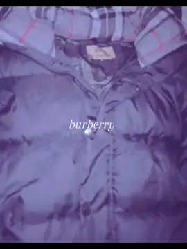 Burberry - британская компания, производитель одежды, аксессуаров и парфюмерии.  История бренда начинается с 1856 года, когда 21-летний Томас Берберри открыл небольшой мануфактурный магазин в городе Бейзингсток в графстве Гэмпшир. Магазин специализировался на продаже практичной одежды, которая пользовалась спросом среди местных охотников, рыбаков, любителей верховой езды и велосипедистов.  Известность марка Burberry приобрела в 1879 году за счёт создания фирменной ткани — габардина. По официальной версии, Томас Бёрберри изобрёл эту ткань, а запатентовал в 1888 году. B ru.ruwiki.ru Первый фирменный магазин компания открыла в 1891 году. Он назывался Burberry's Gabardine («Габардин Барберри») и располагался в Лондоне. В  в 1900 году открылся первый магазин за границей, во Франции. в 1901 году Burberry стала официальным поставщиком верхней одежды для армии Великобритании, и компания создала эмблему для офицерской одежды: изображение рыцаря в доспехах с флагом и копьём. •  С 1910 года бренд Burberry начал выпускать верхнюю одежду для женщин. В  в 1912 году был выпущен непромокаемый плащ Tielocken, предназначавшийся для военных, и ставший предшественником тренчкотов. В 1919 году компания получила статус официального поставщика одежды для короля Британии Георга V.  В 1926 году Томас Бёрберри скончался. На посту главы компании его сменил сын - Артур Майкл, руководивший бизнесом до начала 1950-х годов. B  Во время Второй мировой войны Burberry выпускала для армии и для гражданского населения одежду и аксессуары как мужского, так и женского ассортимента. B  В 1972 году компания приобрела в собственность фабрику в Каслфорде, изготавливавшую для неё плащи. B  В 1988 году была запущена линия детской одежды и игрушек Infantwear.  В 1990 году Burberry стала официальным поставщиком верхней одежды для Чарльза, выпускала для армии и для гражданского населения одежду и аксессуары как мужского, так и женского ассортимента.  В 1972 году компания приобрела в собственность фабрику в Каслфорде, изготавливавшую для нее плащи.  В 1988 году была запущена линия детской одежды и игрушек Infantwear.  в 1990 году Burberry стала официальным поставщиком верхней одежды для Чарльза, принца Уэльского.  В 1999 году произошёл ребрендинг, в результате которого компания сменила логотип, а также из Burberry's была переименована в Burberry.  В 2000 году в Лондоне открылся монобрендовый магазин в районе Вест-Энда на Бонд-стрит. P  в 2001 году главным дизайнером Burberry стал Кристофер Бейли, запустивший линейку Prorsum, в которую входили неординарные дизайнерские вещи. В 2002 году компания стала публичным акционерным обществом. С 2018 года и по настоящее время фирму возглавляет Рикардо Тиши.#burberry #burberry #рекомендации #фото #фотограф 