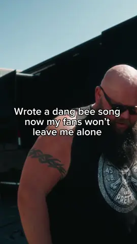 Wrote the Bee Song and taught y’all about honey and this is how they thank me 😂 #bees #countrymusic #OnTour 
