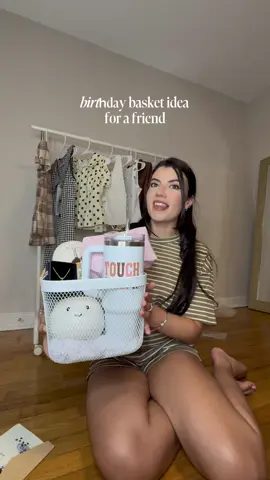 birthday basket gift idea for a friend #giftideas #boobasket #birthdaybasket 