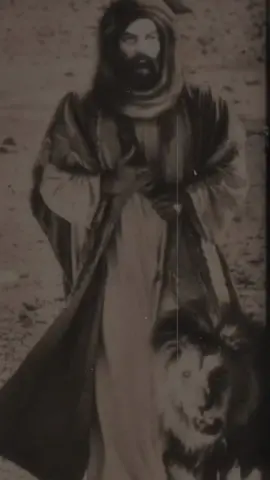 اَلسَّلامُ عَلَيْكَ يا أَمِينَ اللهِ فِي أَرْضِهِ وَحُجَّتَهُ عَلَى عِبادِهِ، أَشْهَدُ أَنَّكَ جاهَدْتَ فِي اللهِ حَقَّ جِهادِهِ، وَعَمِلْتَ بِكِتابِهِ، وَاتَّبَعْتَ سُنَنَ نَبِيِّهِ صَلَّى اللهُ عَلَيْهِ وَآلِهِ، حَتّى دَعَاكَ اللهُ إِلَى جِوارِهِ فَقَبَضَكَ إَلَيْهِ بِاخْتِيارِهِ، وَأَلْزَمَ أَعْداءَكَ الْحُجَّةَ مَعَ ما لَكَ مِنَ الْحُجَجِ الْبالِغَةِ عَلَى جَمِيع خَلْقِهِ، اَلّلهُمَّ فَاجْعَلْ نَفْسِي مُطْمَئِنَّةً بِقَدَرِكَ راضِيَةً بِقَضائِكَ، مُولَعَةً بِذِكْرِكَ وَدُعائِكَ، مُحِبَّةً لِصَفْوَةِ أَوْلِيائِكَ، مَحْبُوبَةً فِي أَرْضِكَ وَسَمائِكَ، صَابِرَةً عَلَى نُزُولِ بَلائِكَ، شاكِرَةً لِفَواضِلِ نَعْمائِكَ ذاكِرَةً لِسَوابِغِ آلائِكَ، مُشْتاقَةً إِلَى فَرْحَةِ لِقَائِكَ، مُتَزَوِّدَةً التَّقوى ليَوْمِ جزائِكَ مُسْتَنّةً بِسُنَنِ أَوْلِيائِكَ مُفارِقةً لِأَخْلاقِ أَعْدائِكَ مَشْغُولَةً عَنِ الدُّنْيا بِحَمْدِكَ وَثَنائِكَ... اَلّلهُمَّ إِنَّ قُلُوبَ الْمُخْبِتِينَ إِلَيْكَ والِهَةٌ، وَسُبُلَ الرَّاغِبِينَ إِلَيْكَ شارِعَةٌ وَأَعْلامَ الْقاصِدينَ إِلَيْكَ واضِحَةٌ، وَأَفْئِدَةَ الْعارِفِينَ مِنْكَ فازِعَةٌ، وَأَصْواتَ الدَّاعِينَ إِلَيْكَ صاعِدَةٌ، وَأَبْوابَ الإِجابَةِ لَهُمْ مُفَتَّحَةٌ، وَدَعْوَةَ مَنْ نَاجَاكَ مُسْتَجَابَةٌ وَتَوْبَةَ مَنْ أَنابَ إِلَيْكَ مَقْبُولَةٌ، وَعَبْرَةَ مَنْ بَكى مِنْ خَوْفِكَ مَرْحُومَةٌ، وَالإِغاثَةَ لِمَنِ اسْتَغاثَ بِكَ مَوْجُودَةٌ، والإِعانَةَ لِمَنِ اسْتَعانَ بِكَ مَبْذُولَةٌ، وَعِداتِكَ لِعِبادِكَ مُنْجَزَةٌ، وَزَلَلَ مَنِ اسْتَقالَكَ مُقالَةٌ، وَأَعْمالَ الْعَامِلِينَ لَدَيْكَ مَحْفُوظَةٌ، وَأَرْزاقَكَ إِلَى الْخَلائِقِ مِنْ لَدُنْكَ نازِلَةٌ وَعَوائِدَ الْمَزِيدِ إِلَيْهِمْ واصِلَةٌ، وَذُنُوبَ الْمُسْتَغْفِرينَ مَغْفُورَةٌ، وَحَوائِجَ خَلْقِكَ عِنْدَكَ مَقْضِيَّةٌ، وَجَوائِزَ السَّائِلِينَ عِنْدَكَ مُوَفَّرَةٌ، وَعَوائِدَ الْمَزيدِ مُتَواتِرَةٌ، وَمَوائِدَ الْمُسْتَطْعِمِينَ مُعَدَّةٌ، وَمَناهِلَ الظِّماءِ مُتْرَعَةٌ، اَلّلهُمَّ فَاسْتَجِبْ دُعائِي وَاقْبَلْ ثَنائِي وَاجْمَعْ بَيْنِي وَبَيْنَ أَوْلِيائِي، بِحَقِّ مُحَمَّدٍ وَعَلِيٍّ وَفاطِمَةَ وَالْحَسَنِ وَالْحُسَيْنِ إِنَّكَ وَلِيُّ نَعْمائِي وَمُنْتَهى مُنايَ وَغايَةُ رَجائِي فِي مُنْقَلَبِي وَمَثْوايَ. وقد ذُيّلت هذه الزيارةُ في كتاب كامل الزّيارةِ بهذا القول: أَنْتَ إِلهي وَسَيِّدي وَمَوْلايَ، إغْفِرْ لِأوْلِيائِنا وَكُفَّ عَنّا أَعْداءَنا، وَاشْغَلْهُمْ عَنْ أَذانا وَأَظْهِرْ كَلِمَةَ الْحَقِّ وَاجْعَلْهَا الْعُلْيا، وَأَدْحِضْ كَلِمَةَ الْباطِلِ وَاجْعَلْهَا السُّفْلى إِنَّكَ عَلى كُلِّ شَيءٍ قَديرٌ. #علي_بن_أبي_طالب  #الامام_علي_بن_ابي_طالب  #ياولي_الله_يانعم_الولي  #أشهد_أن_علياً_ولي_الله 