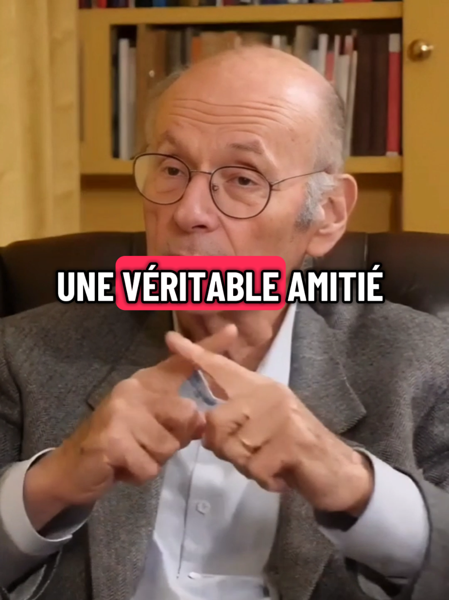 La vraie amitié ne se mesure pas en messages envoyés ou en temps passé ensemble… mais en profondeur du lien. Même après des mois de silence les véritables amis reprennent là où tout s’était arrêté. Parce qu’au fond, l’amitié sincère traverse le temps la distance et les épreuves. 💫 #amitié #valeurs #motivacion #citation @CœurÀNu 