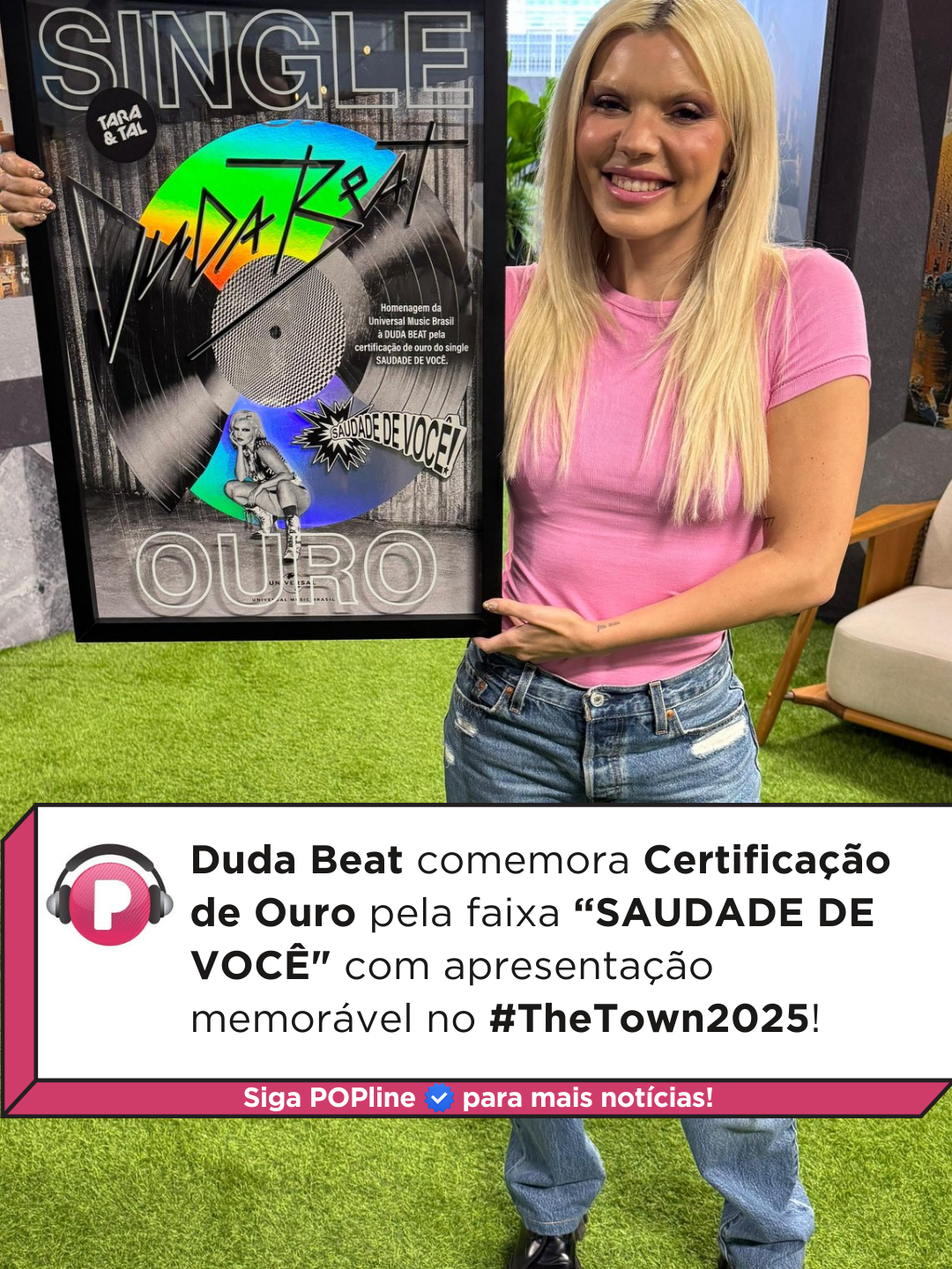 No The Town já teve coro da plateia com coreografia e tudo para “Saudade de Você”. Sucesso total! Mas antes mesmo de subir ao palco do festival em São Paulo, Duda Beat ganhou uma surpresa da gravadora: o quadro de Certificação de Ouro pelo hit. ✨ A faixa integra o disco “Tara e Tal”, terceiro álbum da cantora pernambucana, lançado em abril de 2024, e já soma mais de 10 milhões de plays. Além de embalar cenas de “Renascer”, na TV Globo, a música traz referências de divas como Madonna, Robyn, Kylie Minogue e até Miley Cyrus. Vídeo: Multishow