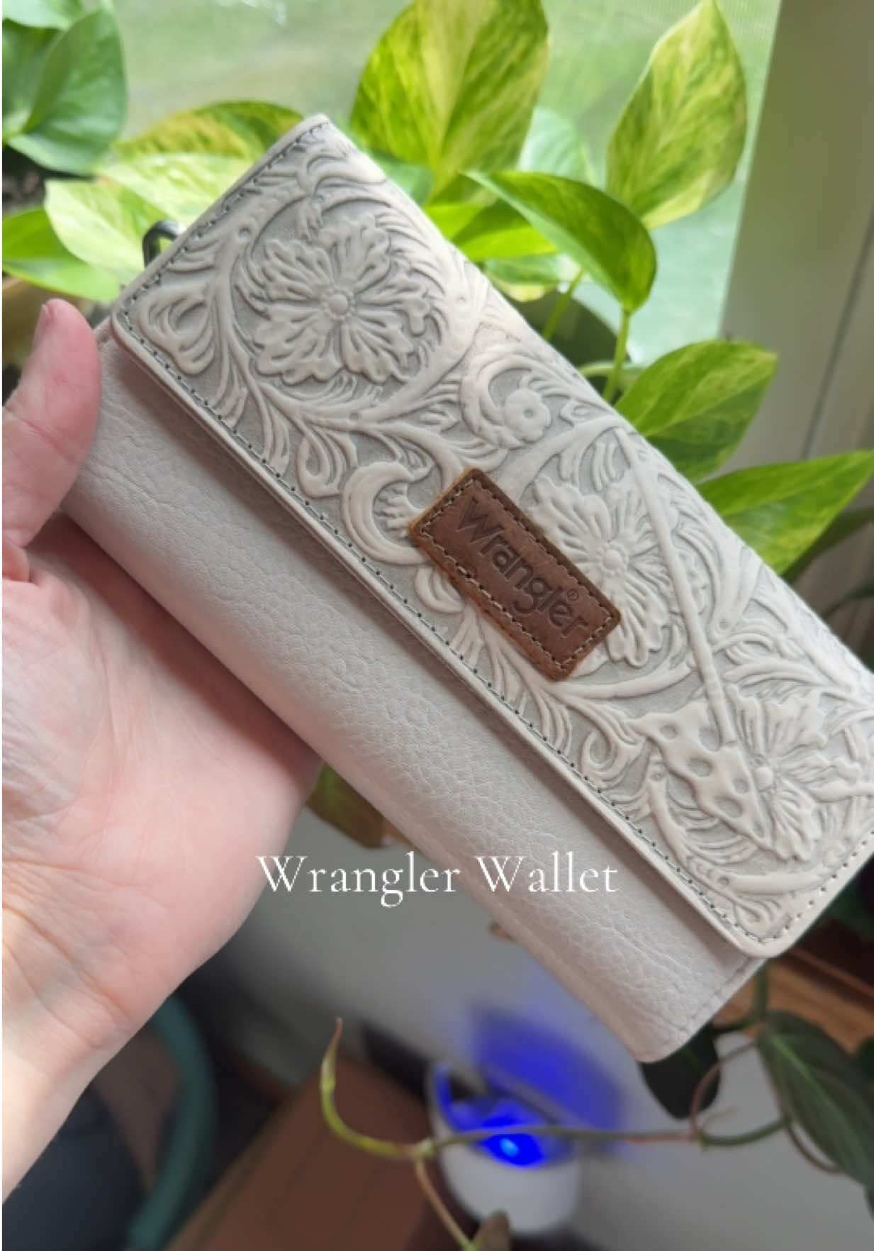 This Wrangler wallet is stunning 🤍 The floral tooled detail + the quality leather make it a piece I’ll be carrying every day @Wrangler @Rustic Charm Bootic #wranglerwallet #westernstyle #westernwallet #cowgirlfashion #westernchic 