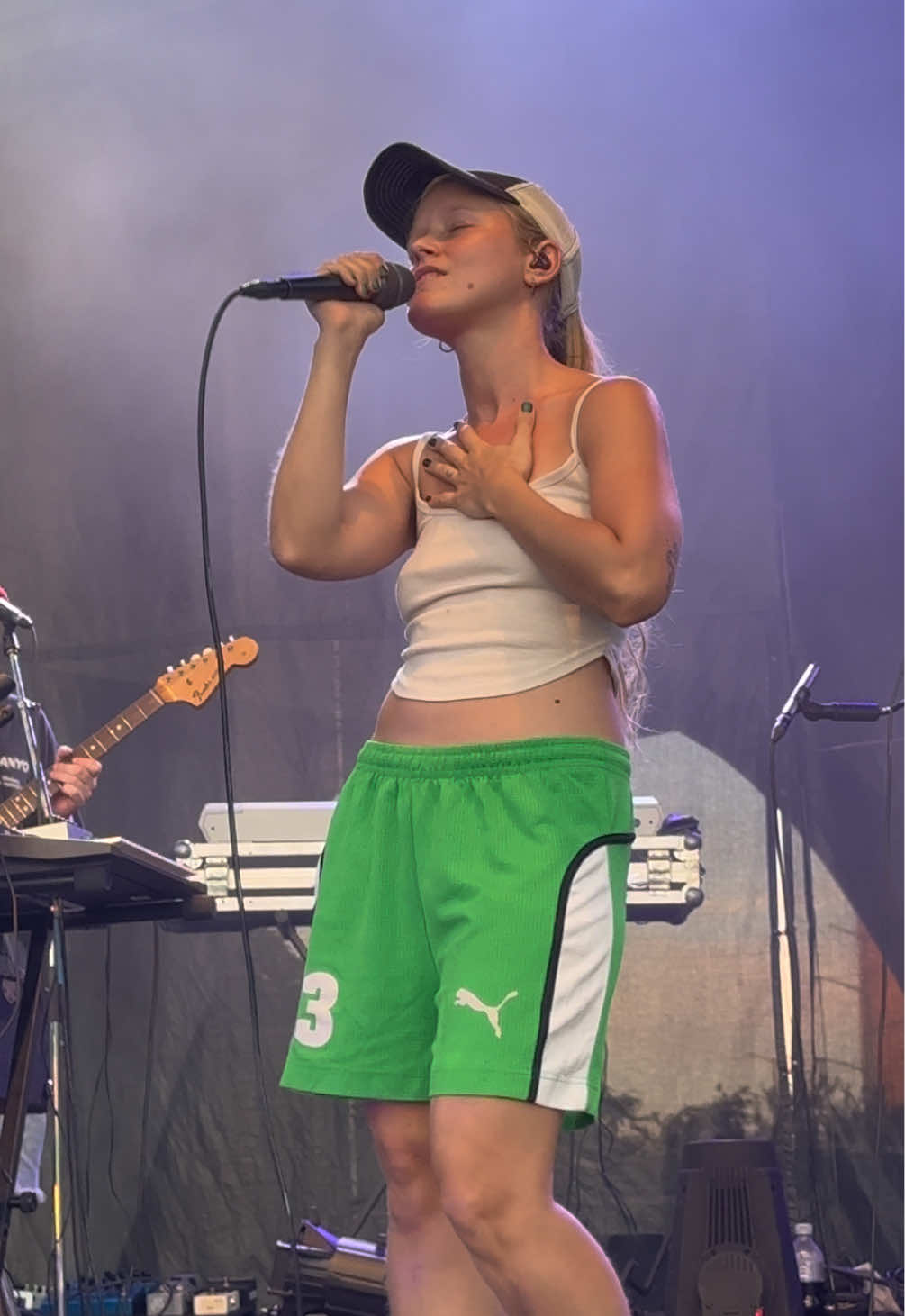 #strongboi live at #brownsisland ! #alicephoebelou #indiebands 