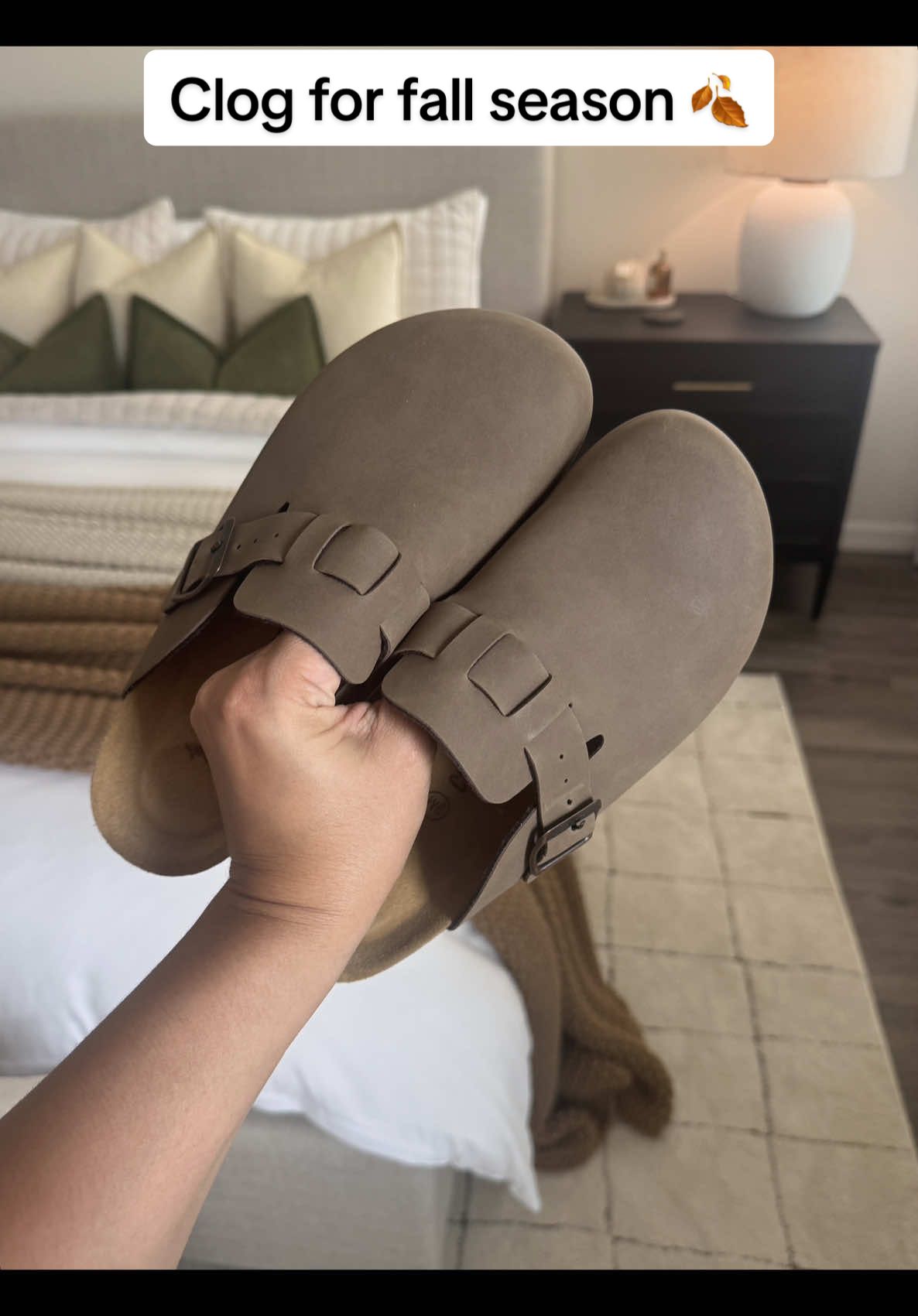 Half size up ⬆️ fáciles de limpiar es esa tela suede 👌🏻😮‍💨 color brown #clogs #falldealsforyou #fallshoes #clogshoes 