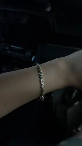 pavoi has done it again 🖤✨ @PAVOI #tennisbracelet #jewelry #goldjewelry #dainty #minimalistjewelry 