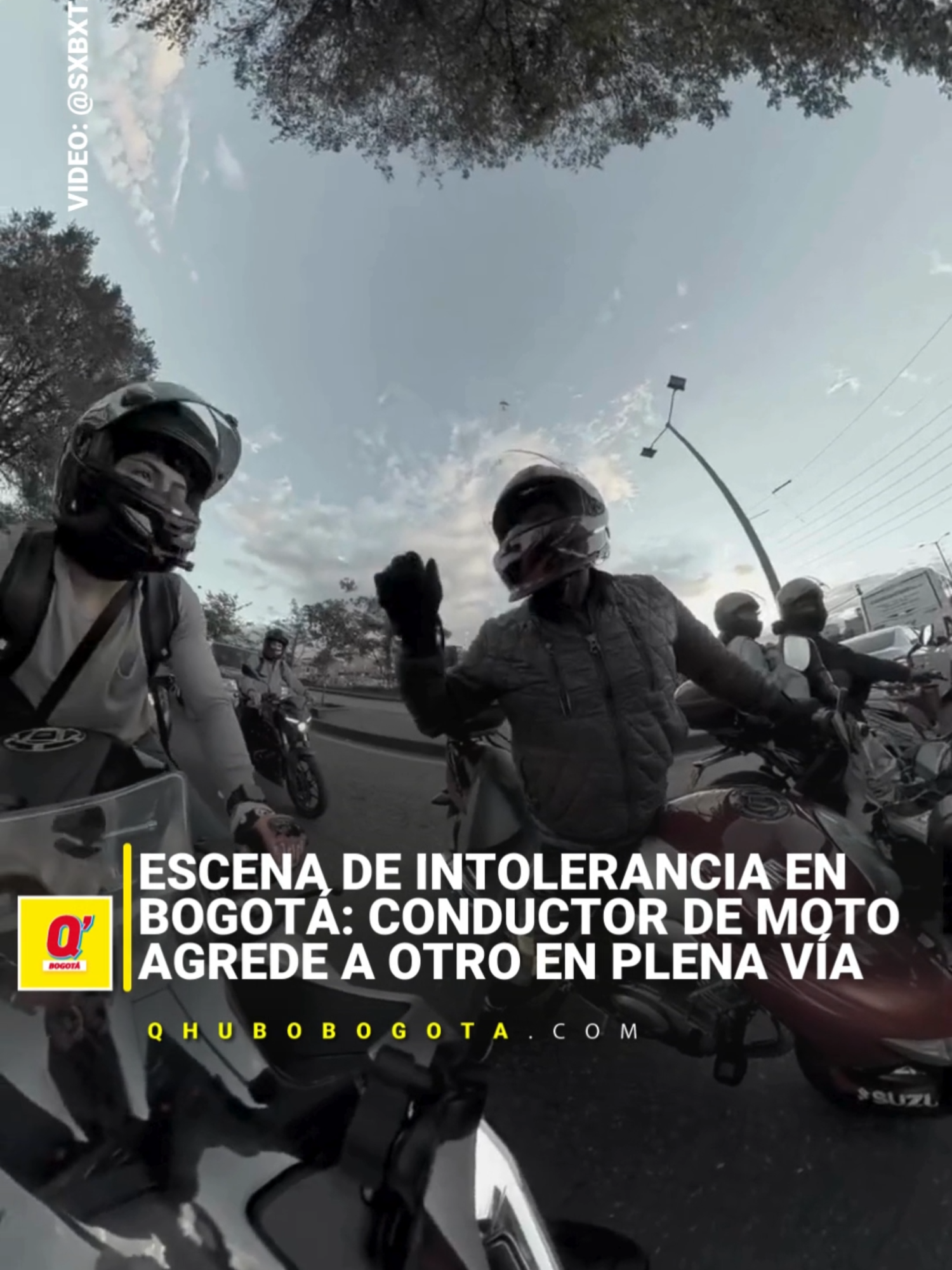 #AsíPasó Un acto de intolerancia se vivió en las calles de Bogotá cuando un joven compartió en redes el momento exacto en que un conductor de moto roja, placa UHA15D, lo cierra en la vía y golpea el espejo de su vehículo. Aunque la víctima no reaccionó y siguió su camino, el agresor lo persiguió, continuó con gestos violentos y lo golpeó.
