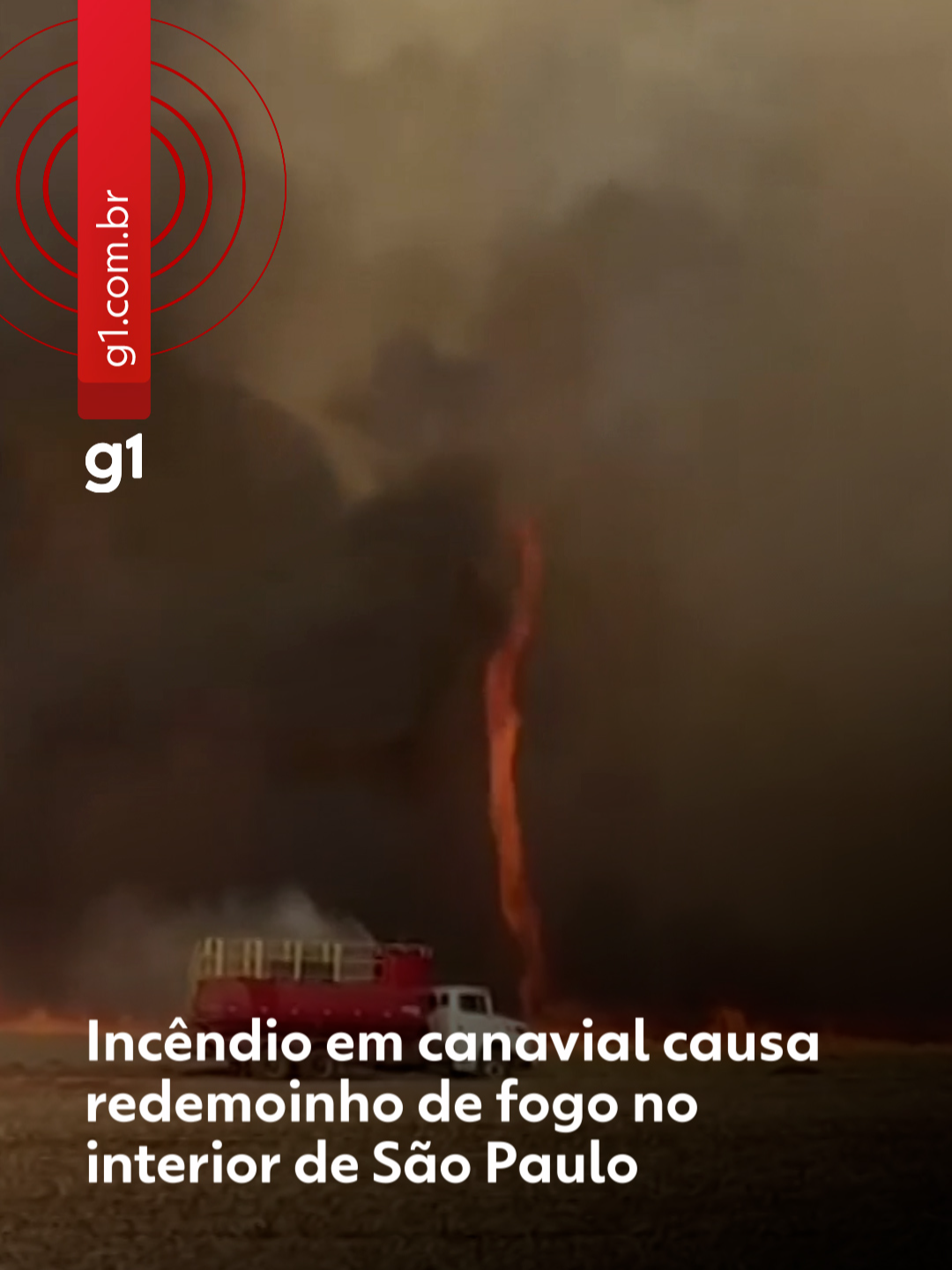 #InteriordeSP - Um incêndio em uma plantação de cana-de-açúcar no limite entre Adamantina e Flórida Paulista (SP) provocou um redemoinho de fogo no início da tarde desta quinta-feira. Segundo o coordenador da Defesa Civil de Flórida Paulista, Marcelo Rocha Pinto, o fenômeno durou cerca de 10 minutos, em intervalos. “Esse redemoinho ficava oscilando. Por exemplo, essa parte da filmagem deve ter ficado uns 20 segundos, depois abaixava. Após alguns minutos, voltava de novo e abaixava”, explicou. Para entender como o redemoinho de fogo acontece, o g1 ouviu Alexandrius de Moraes Barbosa, professor de Agrometeorologia do centro Unoeste Clima, em Presidente Prudente. “O redemoinho de fogo ocorre quando o incêndio em um canavial libera muito calor, aquecendo rapidamente o ar próximo ao solo. Esse ar quente sobe em grande velocidade e, com a presença do vento, entra em rotação, formando uma espécie de ‘tornado de fogo’”. Segundo o especialista, o fenômeno é raro, mas pode ocorrer em queimadas intensas com condições atmosféricas favoráveis. “Ontem foi registrado o dia mais quente de 2025 na estação da Unoeste, com 37,9 ºC, o que aumenta as chances desse tipo de evento”, explicou. Veja mais clicando em 'leia o artigo' #g1 #g1local #redemoinhodefogo #tiktoknotícias