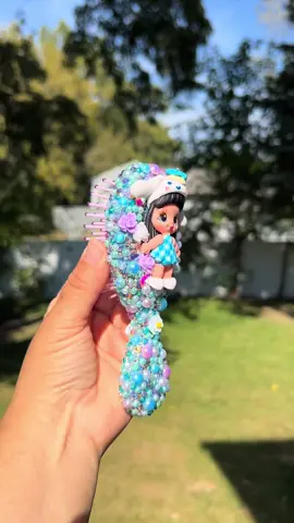 Un juego de moño y cepillo personalizado #creacioneslupita🎀 #cinamoroll #chunches #perlas @MelAmy’s Crafts #clay @DARIANA'S CRAFTS  