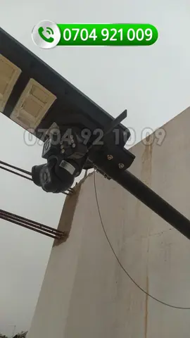كاميرا مراقبة ذكية مع بروجيكتور قوي يعملان بالطاقة الشمسية