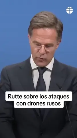 Los misiles rusos “sólo tardan cinco minutos más en llegar a Madrid que a Tallin” Mark Rutte ha valorado el incidente donde más de 10 drones violaron el territorio aéreo de Polonia.  El líder de la OTAN ha presentado un plan especial de defensa del Este. Pero, al mismo tiempo, el secretario general de la organización ha insistido en que la amenaza rusa no es algo que sólo afecte a los países que hacen frontera con este país o que se encuentran más cerca de la misma. Y en este punto, ha hecho referencia directamente a España. A Madrid, en concreto. “Da la impresión de que si vivo en Madrid o en Londres estoy más seguro que si vivo en Tallin. Y eso no es cierto, porque los últimos misiles rusos, cuando fueron lanzados, descendieron a cinco veces la velocidad del sonido, y tardan solo cinco o 10 minutos más en llegar a Madrid o Londres de lo que tardan en llegar a Tallin o Vilna”, ha asegurado. #rutte #otan #rusia 