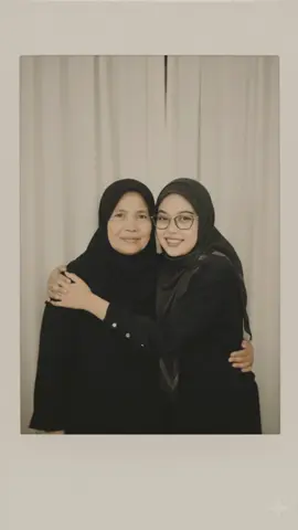 Terimakasih GEMINI AI, aku jdi punya foto bareng almh Ibu 😭😭😭😭 Bener2 nangisin foto mahal ini 😭  Fyi : ibu meninggal 01 Feb 2008 #CapCut #fy #fyp #rinduibu #geminiAI 