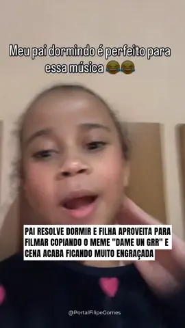 🚀 VIRALIZOU NAS REDES – Uma filha resolveu brincar com o pai durante a soneca dele e o resultado caiu no gosto da internet. Enquanto ele roncava alto no sofá, ela começou a fazer a clássica brincadeira do meme “dame… grr”, encaixando o barulho do ronco na sequência. A cena ficou hilária e rapidamente se espalhou nas redes sociais, com milhares de comentários de gente que se identificou ou marcou amigos para repetir a ideia. Teve quem dissesse que já até imaginou o pai ou o avô protagonizando a mesma situação. @sabridsouza 📲 Para mais momentos divertidos como esse, acompanhe @portalfilipegomes