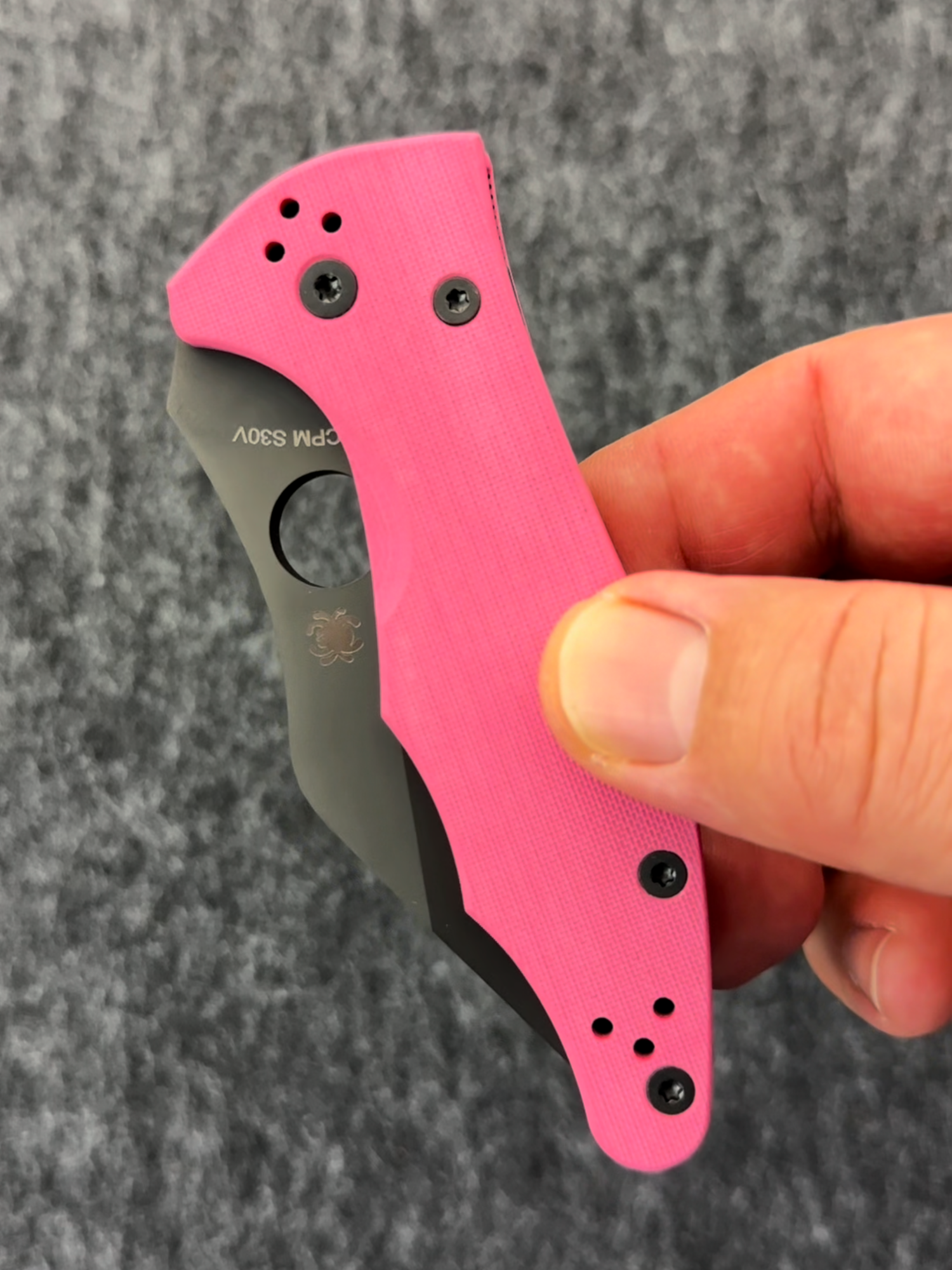 Pink, pointy, and ready to slice—this limited-run Spyderco Yojimbo 2 is a bold twist on a legendary design. 🖤💖 With a DLC-coated S30V wharnie and grippy pink G10, it’s equal parts fierce and fun.   #spydercoknives #yojimbo #knifestyle #knifelife #knifelifestyle #knifesociety #everydaycarry #edc #edccommunity #edcgear #everydaygear #everydaytactical #usnstagram #usnfollow #gpknives #staysharp