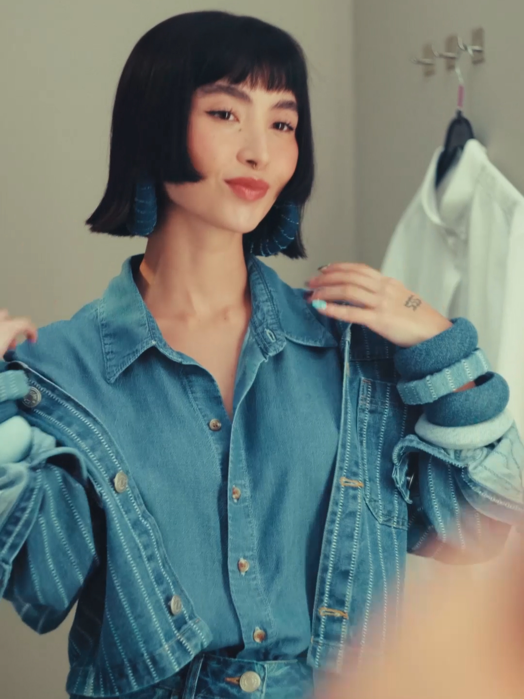 O mix é ousado, o #JeansCeA é icônico! A musa @‌sarinagomess prova: quem encontra o look perfeito, sente. E você, preparada para esse grande encontro? #Moda #TikTokFashion #FashionTok #Jeans