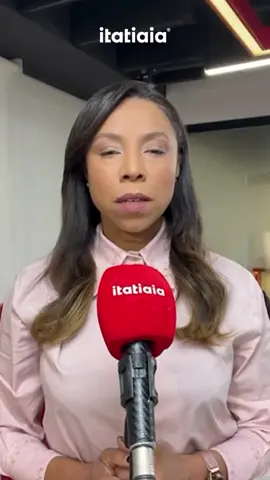 PUNIÇÃO | Essa é a expectativa da base do ex-presidente Jair Bolsonaro. Interlocutores e aliados esperam que a aplicação da Lei Magnitsky seja estendida aos ministros da primeira corte que acompanharam o relator Alexandre de Moraes, que já foi punido. Entrariam na lista: Cármen Lucia, Flávio Dino e Cristiano Zanin, ficando de fora apenas Luiz Fux, que votou pela absolvição de Bolsonaro e se absteve de participar do cálculo da pena, após a condenação estabelecida pelos colegas. Mas apesar do alarde entre os políticos, por que Donald Trump ainda não agiu? Alguns integrantes da base do ex-presidente acreditam que ele esteja esperando o acórdão, a publicação da decisão, que pode ocorrer em no máximo 60 dias. No entanto, existe a ala que espera uma ação do governo americano já nos próximos dias. O movimento de Trump e os recursos da defesa com base no voto de Fux serão sinal verde para novas manifestações, já que os planos de protesto pró-Bolsonaro para este final de semana estão temporariamente suspensos. O único ato previsto, a princípio, é uma mobilização na porta do DF Star, neste domingo, aqui em Brasília, onde Bolsonaro estará internado para retirada de uma pinta. ▶️ Confira a análise da jornalista Edilene Lopes! 📲 Leia mais em itatiaia.com.br 📹 Itatiaia #jairbolsonaro #trump #punição #leimagnistsky