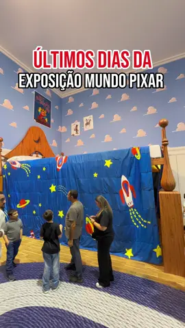 🎬 ÚLTIMOS DIAS DO MUNDO PIXAR ✨ CUPOM DE DESCONTO PARA SEGUIDORES: MAISDESP10 (link na bio) Prepare-se pra viver uma viagem mágica pelos filmes mais amados da Pixar! A exposição Mundo Pixar chegou ao Shopping Center Norte e está simplesmente de outro mundo! 😍 🏠 Comece no quarto gigante do Andy — até o tênis dele é enorme! 🎈 Sente na poltrona do Sr. Carl de UP 💭 Encontre as emoções de Divertidamente 🌊 Mergulhe no universo de Procurando Nemo 🏎️ Dê aquele “oi” pro lendário Relâmpago McQueen! 👨‍🍳 Entre na cozinha do Ratatouille 🧸 Reviva os clássicos de Toy Story 🐉 Explore a cultura vibrante de Viva – A Vida é uma Festa 🐼 Encontre Mei e sua turma em Red: Crescer é uma Fera ✨ São 14 ambientes imersivos recriando cenas de 12 filmes icônicos com cenários hiper realistas, sons, aromas e tecnologia interativa que fazem você realmente se sentir dentro das animações. E no final, ainda tem uma lojinha oficial com produtos exclusivos pra levar um pedacinho da magia pra casa. 📍 Shopping Center Norte – São Paulo 🎟️ Use o cupom MAISDESP10 e ganhe 10% OFF (link na bio) @maisde.sp 