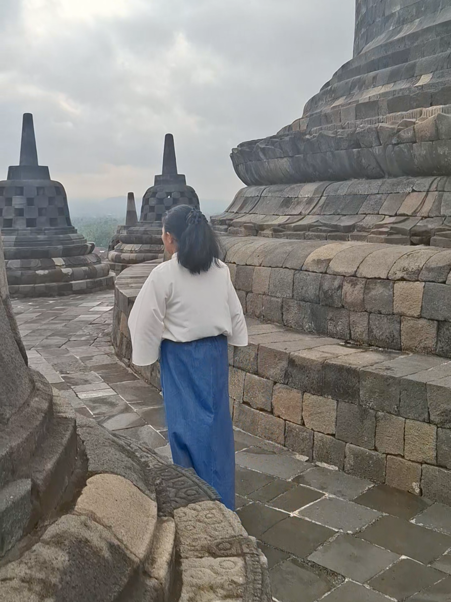pradaksina di Candi Borobudur Dharmayatra/ Pilgrimage/ Pradaksina/ Meditasi/ Baca Paritta, Sutra, Mantra/ Ngalap Berkah di Puncak Candi Borobudur Setiap Hari Senin sd Minggu Pukul 07 00 sd 09 00 WIB Hubungi: Legiyo Gunaviro (PIC Candi Borobudur) #borobudur #candiborobudur #buddhatemple #borobudurtemple #pilgrimage 