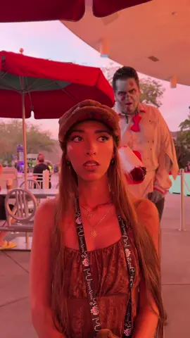 he’s behind me isn’t he #hhn #universalorlando #halloweenhorrornights #universal 