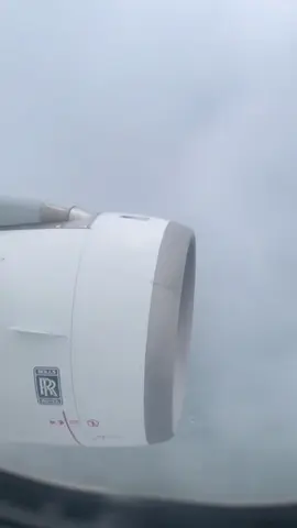 POV PESAWAT GARUDA DENGAN MESIN ROLL ROYCE SAAT LANDING Review jujur dari saya yang sembilan jam naik pesawat garuda dengan mesin rollroyce bener bener soft banget. Ga bising sama sekali pesawatnya. Dan kalau malam dengan khas ROLL ROYCE Langit langit dari pesawat ini dihiasi bintang2 tapi sayang tidak saya foto atau fidio. Yang jelas puas banget naik pesawat garuda Indonesia karena mesinnya soft banget. 