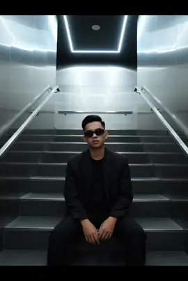 1. buka google chrome klik gemini ai 2. masukan foto anda 3. masukan formnya..+ 4. PROMPTAI :Edit foto itu menjadi duduk santai di tangga bergaya modern dengan dinding logam reflektif. ia mengenakan outfit serba hitam: blazer oversize, dan celana panjang, memakai kacamata hitam, dan kedua tangan nya ditekuk . gaya elegan dan edgy degan nuansa misterius. pencahayaan redup dari lampu neon di langit-langit menciptakan bayangan halus. #promptai #style #bjn24jam 