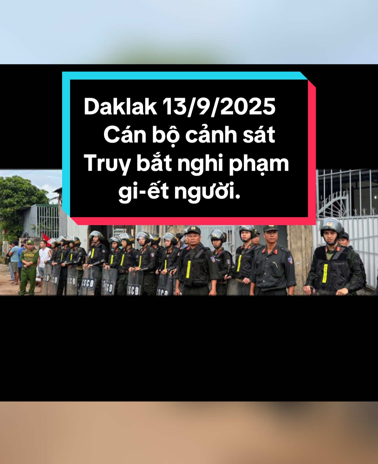 🚨 Sáng nay, hàng trăm cán bộ chiến sĩ đang truy bắt nghi phạm sát h-ại 4 người trong một gia đình Theo thông tin ban đầu, vụ á-n m-ạng nghiêm trọng trên xảy ra vào khoảng 1 giờ sáng cùng ngày, tại Hẻm 20 Nguyễn Khoa Đăng, phường Thành Nhất (Đắk Lắk). Nạn nhận là bà Trần Thị D, anh Bùi Hữu Ng, chị Nguyễn Thị Kim H, và cháu Trần Tấn P. Hiện ba người đã t-ử v-ong tại chỗ, riêng cháu Trần Tấn P được đưa đi cấp cứu ở bệnh viện. Được biết, nghi phạm là bạn trai của chị Nguyễn Thị Kim H. Hiện Công an tỉnh Đắk Lắk đang triển khai các biện pháp nghiệp vụ để truy bắt nghi phạm.  #xuhuong #chubaoveofficial #vietnam 
