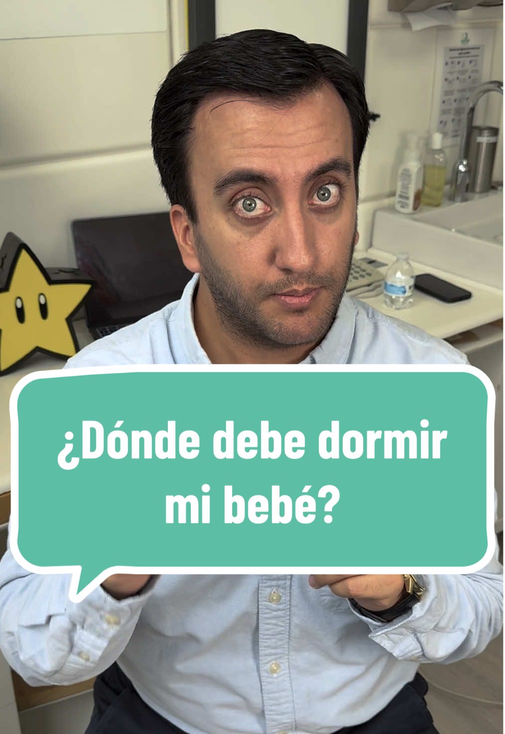 😴👶🏼 ¿Cuna o cama con los papás?
 .
 👉🏼 Dormir juntos facilita lactancia y da seguridad.
 ⚠️ Pero aumenta riesgos de accidentes y muerte súbita.
 ✅ Lo más seguro: bebé en su propia cuna, dentro de la habitación de los papás.
 🛏️ Si haces colecho, sigue reglas muy estrictas: colchón firme, sin almohadas ni cobijas pesadas, nada de alcohol o tabaco.
 .
 🔑 Lo importante: un entorno seguro para dormir.
 .
 Quieres una cita? 📅 👇🏼
 https://www.doctoralia.com.mx/z/d2heCH
 .
 .
 📍Cd de México
 📞5590450402
 📱5565445870
 Star Medica HIP
 .
 .
 #charlietips #CharlieMiDoctor #sueñoseguro #bebés #colecho 