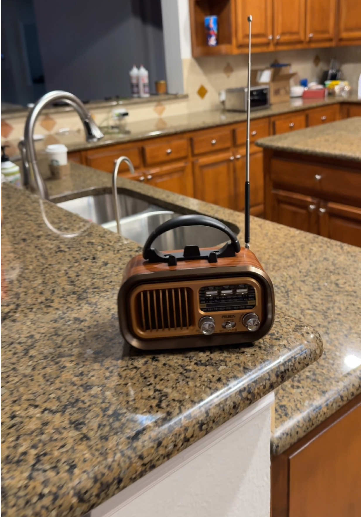 Check out this awesome classic looking radio! #retroradio #Kahlatech #kahlaDeals #TikTokShopCreatorPicks 