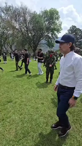 #Medellín | Medellín refuerza seguridad con 480 uniformados tras amenaza terrorista Ante la reciente amenaza terrorista en Medellín, las autoridades anunciaron la llegada de 350 soldados de fuerzas de despliegue rápido y combate urbano, quienes se suman a 130 policías de grupos especiales para intensificar los controles en la ciudad. Las tropas y unidades de la Policía estarán desplegadas las 24 horas en puestos de control, tanto en zonas urbanas como rurales, además de las entradas y salidas de la capital antioqueña. Según lo indicado, estos uniformados no permanecerán acantonados, sino en las calles para brindar mayor seguridad a la ciudadanía. El plan contempla también operativos de inteligencia y el fortalecimiento de las denominadas “burbujas de información” con el fin de neutralizar posibles ataques. Como parte de la estrategia, se anunciaron recompensas por información que permita avanzar en las investigaciones: 200 millones de pesos por datos que lleven a la captura de los responsables de los recientes atentados. 50 millones de pesos por información que permita prevenir o neutralizar un ataque. 100 millones de pesos por la ubicación de alias Primo Gay, señalado como integrante del Frente 36 de las disidencias de las FARC. Las autoridades resaltaron el trabajo conjunto entre el Ejército, la Policía Metropolitana, la Fiscalía y el CTI, y aseguraron que los refuerzos se traducirán en acciones contundentes para proteger a Medellín.