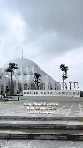 Masjid Raya Al-Bakrie Lampung telah resmikan oleh Menteri Agama RI Nasaruddin Umar, Jumat 12 Septembe 2025. Masjid ini diharap menjadi pusat keagamaan dan kegiatan sosial masyarakat. Masjid Raya Al-Bakrie yang berlokasi di di Jalan Sudirman, Enggal Bandar Lampung. Lokasi yang berada ditengah kota menjadikan Masjid Raya Al-Bakrie menjadi ikon baru bagi masyarakat . #masjid #masjidrayaalbakrie #lampung #ikon #bandarlampung 