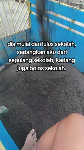 niat diri mengais rezeki🤓 #trukpasir #trukmaniaindonesia #foryoupage #putrabejo #storytruk 