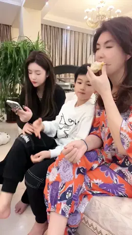 Look at how much the sister dotes on her brother. She knows his feet are smelly but she still smells them. Oh my god, I almost vomited... I laughed so hard that tears came out😂🤣#LanguageLearning #miaomiao #funnyfamily #usa🇺🇸 
