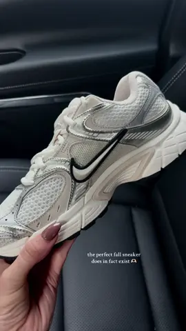 I’m actually in love with these Nike V5 RVR sneakers… & they’re comfortable too 👏🏻 #nikev5 #fallsneakers #shoes #workoutshoes #tts 