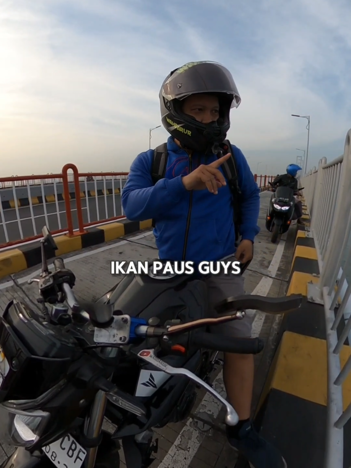 ikan paus terlihat di bawah jembatan suramadu selat madura #ikanpaus #suramadu #selatmadura #shark #wahdarur 