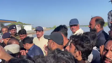 #ٹکرز برائے الیکٹرونک میڈیا 12 ستمبر 2025 مظفرگڑھ: وزیر اعلیٰ پنجاب مریم نواز کی ہدایت پر صوبائی سینئر وزیر مریم اورنگزیب علی پور پہنچ گئیں۔  مظفرگڑھ: صوبائی وزیر تعلیم رانا سکندر او رصوبائی وزیر  صحت خواجہ سلمان رفیق بھی ہمراہ ہیں۔  مظفرگڑھ:وزیر اعلیٰ مریم نواز کے ہدایت پر سینئر صوبائی وزیر مریم اورنگزیب علی پور میں ہی قیام کریں گی۔ مظفرگڑھ: مریم اورنگزیب نے علی پور کو آفت زدہ قرار دے دیا ہے۔ مظفرگڑھ: علی پور میں ایمرجنسی نافذ کردی گئی ہے ۔ ضلعی انتظامیہ سمیت  تمام ادارے علی پور میں موجود رہیں گے۔  مریم اورنگزیب مظفرگڑھ: علی پور میں سیلاب نے بڑی تباہی مچائی ہے ۔ مریم اورنگزیب مظفرگڑھ: علی پور کی تباہی کو الفاظ میں بیان نہیں کیا جاسکتا۔ مریم اورنگزیب مظفرگڑھ:  سیلاب میں پھنسے سیلا ب متاثرین کو  فوری نکالنے کےلئے ریسکیو آپریشن بغیر کسی وقفے سے جاری ہے۔ مریم اونگزیب مظفرگڑھ:ڈپٹی کمشنر عثمان طاہر جپہ نے اب تک کی صورتحال پر سینئر صوبائی وزیر کو بریفنگ دی۔  مظفرگڑھ: موجودہ سیلاب سے تحصیل علی پور زیاد ہ متاثر ہوئی ہے ۔ ڈپٹی کمشنر  مظفرگڑھ: سیلاب سے اب تک ضلع بھر کے 147 مواضعات زیر آب آچکے ہیں جس میں علی پور کے 26 مواضعات شامل ہیں۔ ڈی سی  مظفرگڑھ: حالیہ سیلاب سے ضلع بھر کے2 لاکھ 50 ہزار 905افراد متاثر ہوئی ہے جس میں تحصیل علی پور  کے 67 ہزار 483 افراد شامل ہیں۔    مظفرگڑھ:سیلاب متاثرہ علاقوں سے اب تک  ضلعی انتظامیہ نے 1 لاکھ 51 ہزار 240 لوگوں ک نکالا ہے۔ ڈی سی  مظفرگڑھ: تحصیل علی پور  کے 57 ہزار 928 لوگوں متاثرہ علاقوں نکال کر محفوظ مقام / ریلیف کیمپوں میں منتقل کیا گیا ہے۔ ڈی سی