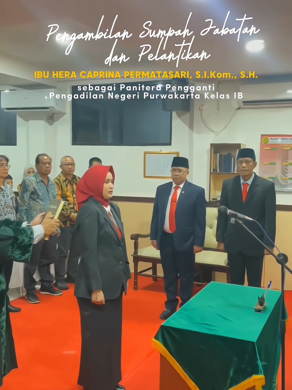 Halo Sobat Pengadilan! Purwakarta, 12 September 2025 Pengadilan Negeri Purwakarta Kelas I B melaksanakan Pengambilan Sumpah Jabatan dan Pelantikan Ibu Hera Caprina Permatasari, S.I.Kom., S.H., sebagai Panitera Pengganti. Acara dipimpin langsung oleh Ketua PN, serta dihadiri oleh para Hakim, Pejabat Struktural dan Fungsional, beserta seluruh aparatur Pengadilan Negeri Purwakarta, dan tamu undangan. Selamat kepada Ibu Hera Caprina Permatasari, S.I.Kom., S.H., atas amanah baru yang diberikan. Semoga dapat menjalankan tugas dengan penuh tanggung jawab. Pengadilan Negeri Purwakarta ISTIMEWA! (Inovatif, Sinergis, Terpadu, Istimewa, Mandiri, Efisien, Wibawa, Akuntabel)