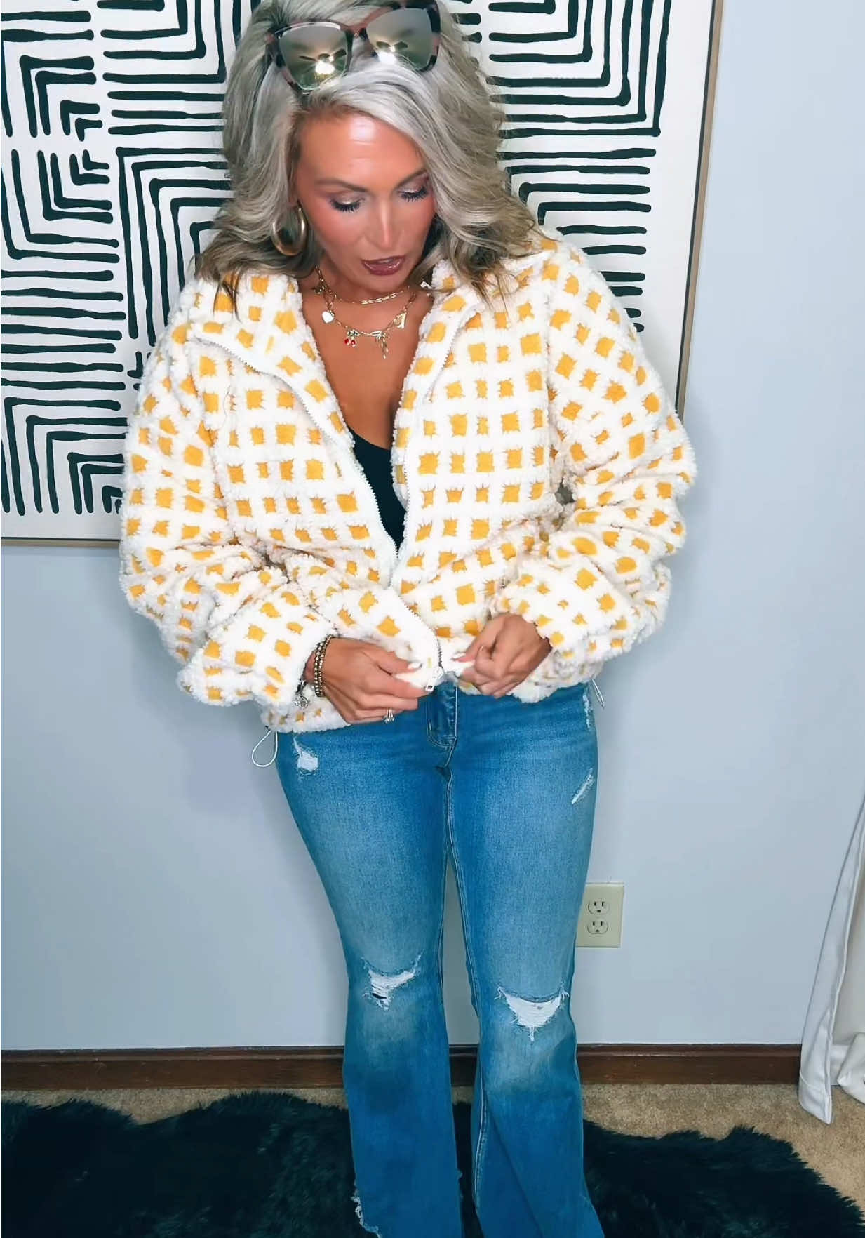 I’m loving this oversized plaid fleece sherpa jacket!! 💛