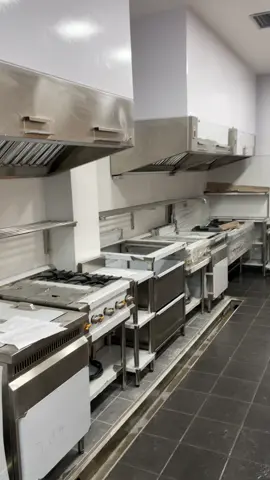 Sharing salah satu kitchen resto besar yang di supply dapurku, mulai dari sink, kompor, meja & exhaust hood. Bisa dijadikan referensi juga bagi yang mau mulai usaha. #kitchen #stainless #dapurku #kompor #sink 