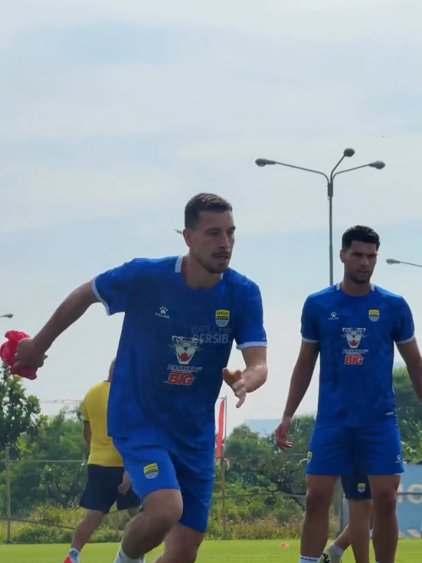 Pagi hari ini pemain yang tidak mendapat menit bermain dan masuk sebagai pemain pengganti langsung disuruh untuk kembali berlatih oleh coach Bojan Hodak  #persib #persibbandung #persibjuara #bojanhodak 