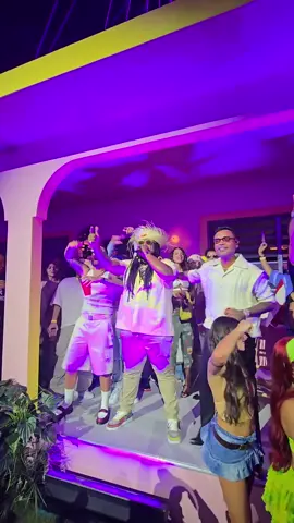 ¡Zion y Lennox! 🔥🔥🔥 Llega Lennox para juntarse con Zion en la 28va función de la Residencia de Bad Bunny en Puerto Rico 🐰🇵🇷 #badbunny #zion #lennox #nomequieroirdeaquí #jlpromotionspr 